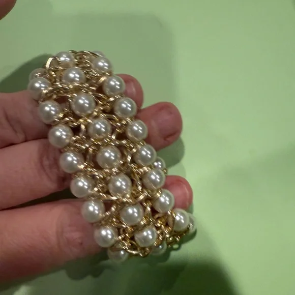 New Gold tone and Pearl Bee Bracelet - Picture 2 of 6